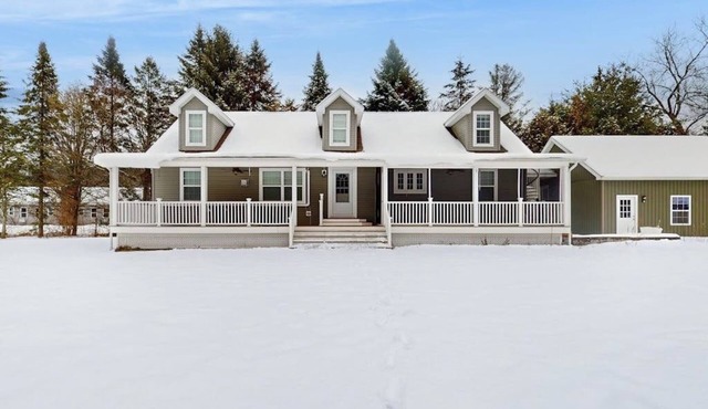 Riverfront, dog-friendly, mountain views, a/c, deck, ski nearby, gas stove, w/d