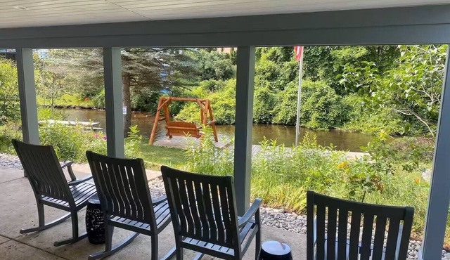 Riverfront & Walkable! Ausable Riverfront & Steps to Downtown Breweries/Shops in Grayling