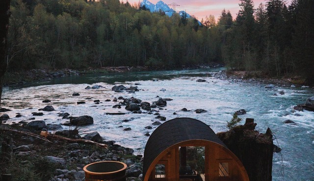 Riverglow Retreat - Luxury meets Wellness