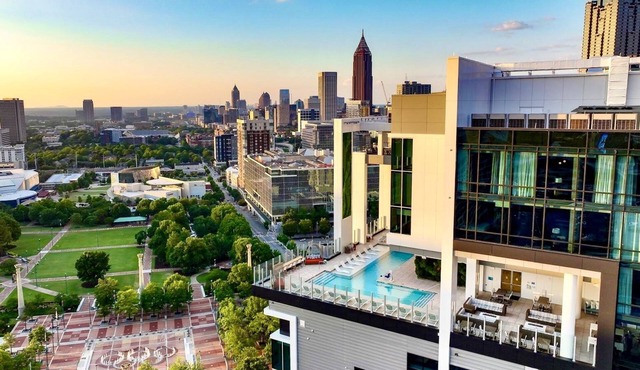 Rooftop Pool & Bar-HUGE 3BR-DT ATL- Near All!
