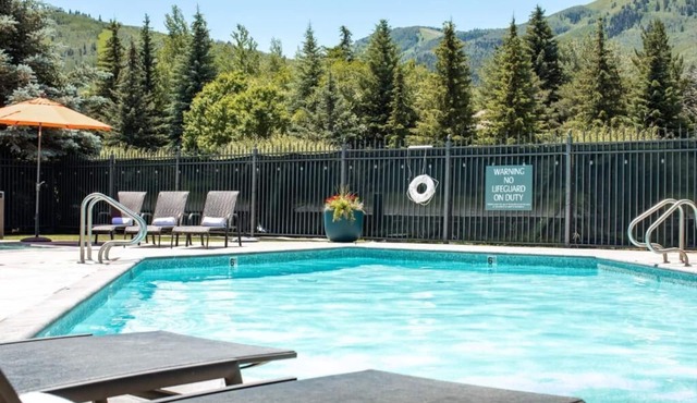 Room with Enchanting Mountain Feel & Relaxation Amenities | 4 Family Ready Stay