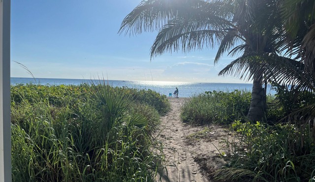 SALTY SUNRISE Beachfront Studio 1480 S Ocean Blvd, Lauderdale By the Sea, FL