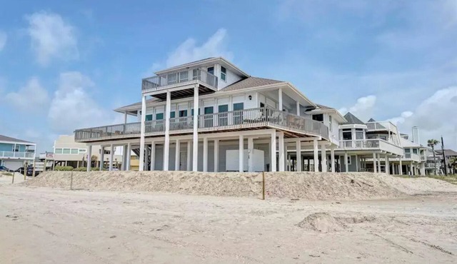 Sand Beach Home - Beach front sleeps 25+people!