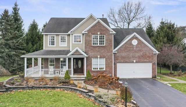 Saratoga racecourse, Belmont & August rental. Pool and water access. Sleeps 13