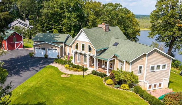 Saratoga waterfront retreat near town, track and golf - 3BR, 4BA
