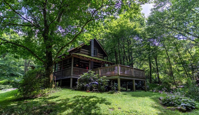 Scrollrock - Charming Creek-side Cabin, Secluded, with Hot tub Pets ok!