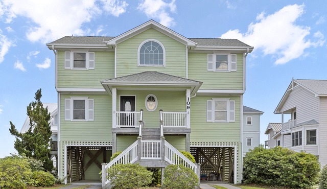 Sea La Vie | Oceanfront + Community Pool!