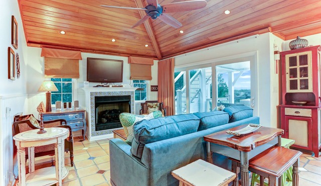 Seaside cottage, adjacent to Amelia Island's spectacular Main Beach Park, 4 Bed/3 Bath, sleeps 10