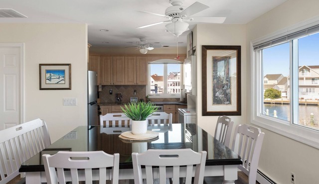 Shorely Waterfront XL Open 2nd FL 2/3BR 2.5bth Jacuzzi Dock Kayak Arcade Bike