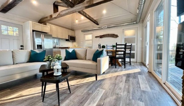 SKYE Waterfront 5 Person Cottage with your own Hottubn in Lansdowne
