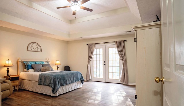 Sleeps 10, Clean 4 BR, Large Backyard & Parking