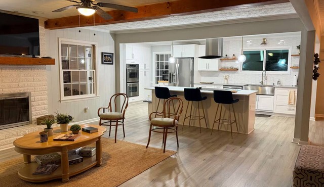 Spacious 4-bedroom house - 316 and Shopping