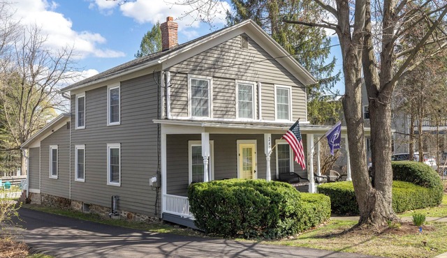 Spacious 4-bedroom vacation home steps to Keuka Lake
