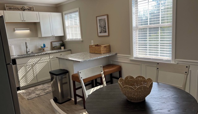 Spacious 4Bed/2Bath:Newly Refurbished: 2 Floors w/2 Living Rooms: 15 Min to GOLF
