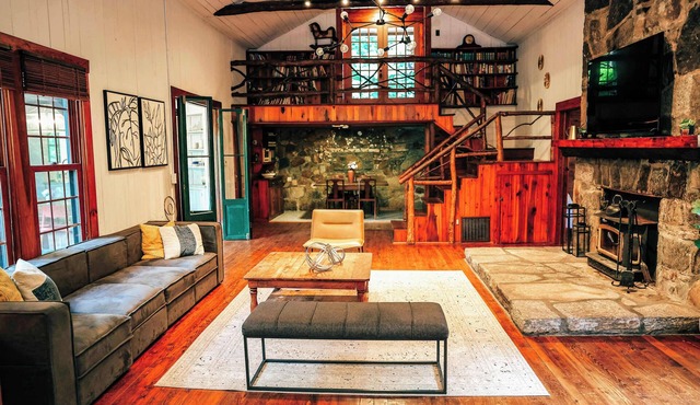 Spacious 6BR Compound | Free Tix | 15 Min to Town