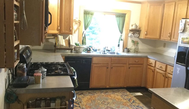 Spacious yard, cozy living space, pet friendly, great location