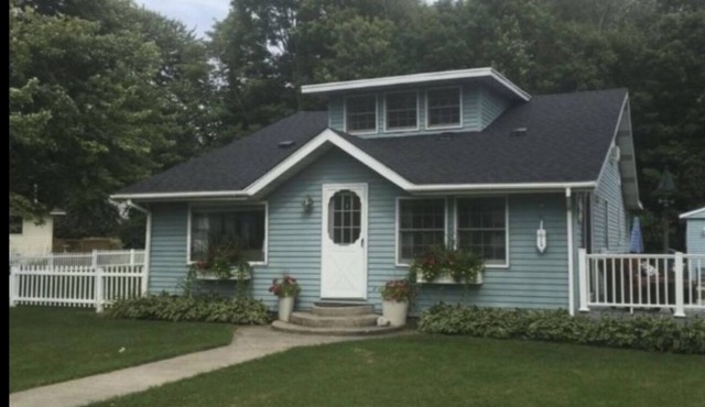 Spring Lake cottage with lake frontage!