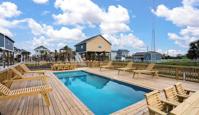 Steps to Beach & Community Pool!