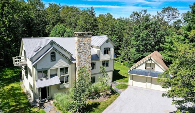 Stratton ski on/off, hot tub, King beds, 2 Fire Places