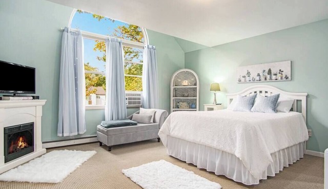 Stunning 5 Bedroom home blocks from Lake Michigan!
