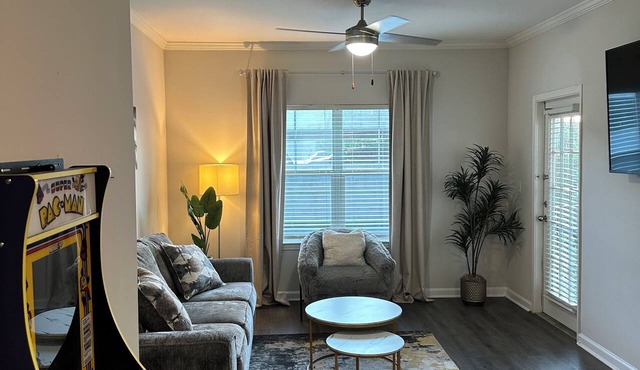Stylish 2 Bed, 2 Bath Near Mercedes-Benz Stadium and Downtown Atlanta