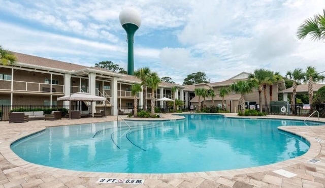Stylish Suite Stay | Onsite Pool | Free Parking | Free Breakfast | Pets Allowed