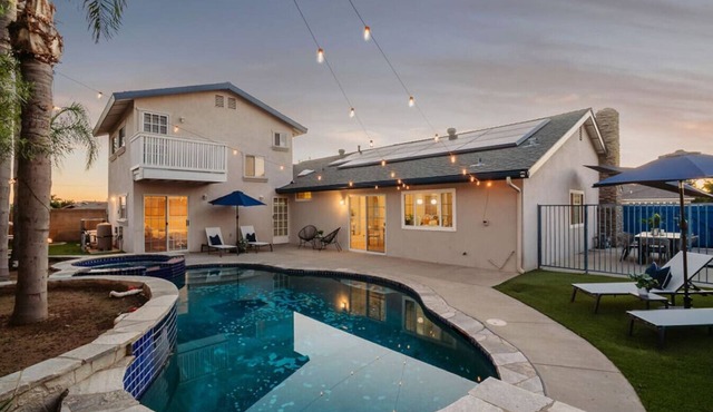 Sunlit Oasis: Heated Pool & Jacuzzi | Near Disney