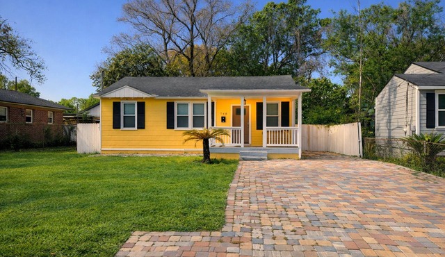 Sunny Riverside Stay Near Dining Sleeps 6