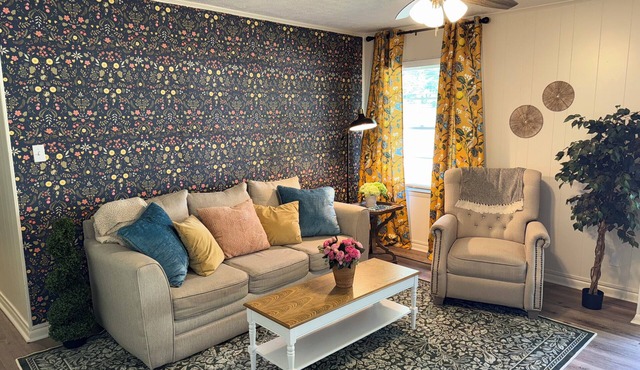 Sweet Magnolias Home: Walk to Square