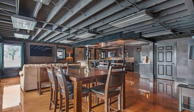 The Boardroom - Unique work/live space! Pay for 4 days, stay for 28 days!