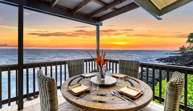 The Cottage: Oceanfront Honeymoon Retreat w/Gorgeous Views, By Kahalu'u Beaches