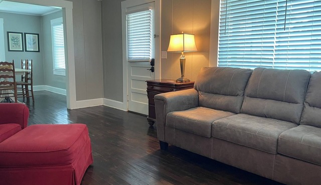 The Redbird: 3 Bedroom, Pet-Friendly, Downtown, Fast WiFi, Porch