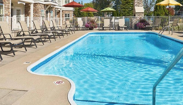 The Savannah: 2BR + Loft Townhome Sleeps 8 | Pool, Hot Tub, Free Golf, Near Lake Michigan