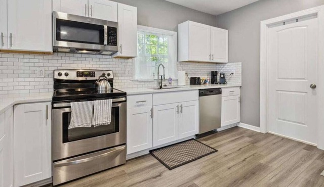 This guest house is a 1 bedroom(s), 1 bathrooms, located in Hampton, VA.