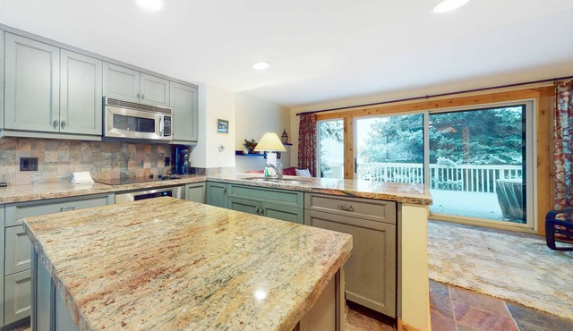 Three-story townhome with fireplace & decks - steps to shuttle & rec center