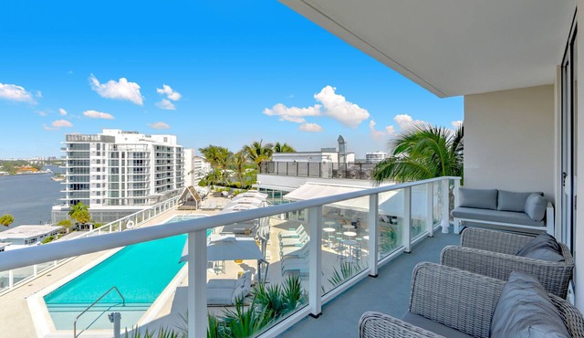 Tiffany Hazel: 10th FL, Rooftop Pool, Gym, & Walk to Beach
