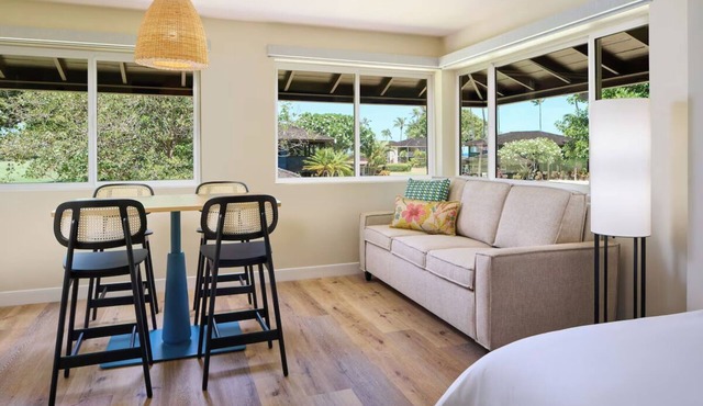 Tranquil Garden Studio with Lanai, Resort Pools and Steps from the Shore