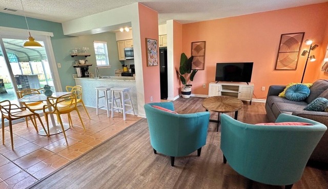 Tropical Funky Oasis- near downtown and islands. Pet Friendly!