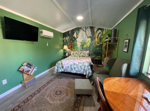 Tropical Studio Retreat with Great WiFi and EV charging