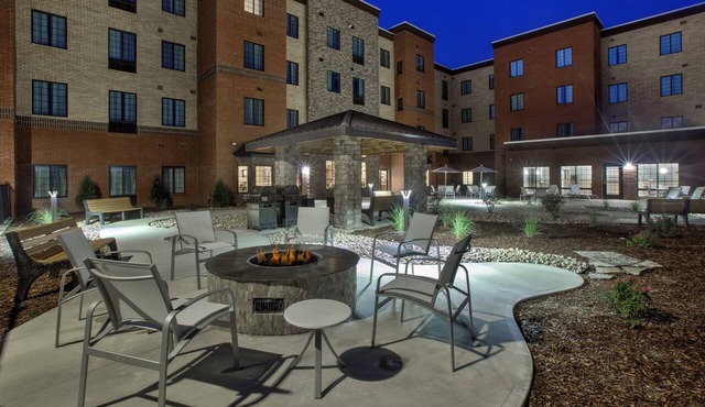 Two-Queen 1BR Suite w/Kitchen & Breakfast