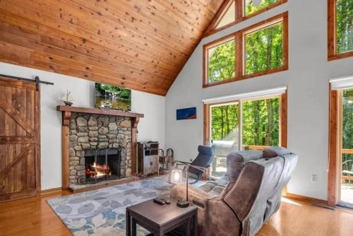 Updated Classic Cabin, Private Community and Hot Tub