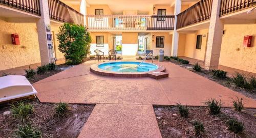 Updated Oceanfront, Oceanviews! 5 Hot Tubs 2 Resort Pools! Trolley St Augustine Beach in St. Augustine
