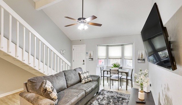Updated Tallahassee Townhome: 3 Mi to Downtown!