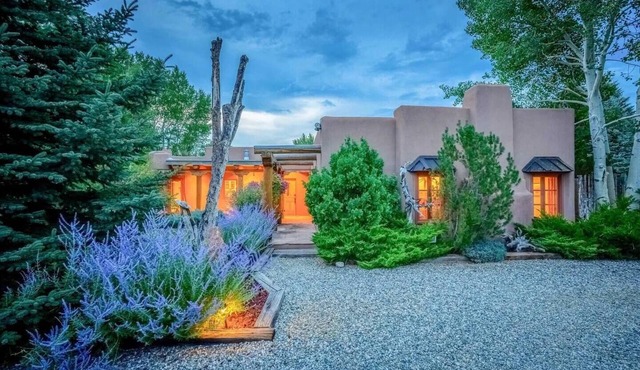 Upscale Adobe home, 2 acres, 20 min to Taos Ski Valley, Mtn Views, Bird Watching