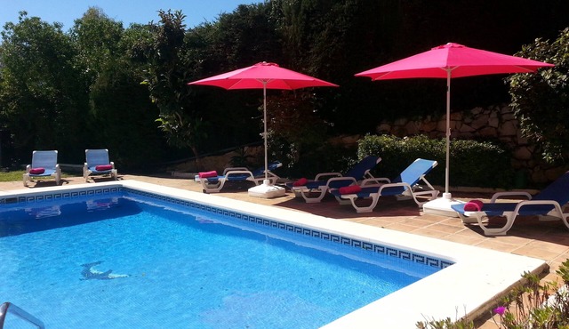 Villa 4 bed/bath with free heated pool ,WiFi and TV Car not essential