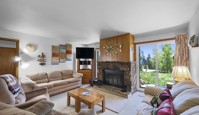 Vintage Ski Condo in Quiet Setting. Wood Fireplace, Hot Tubs, Pool. BB103