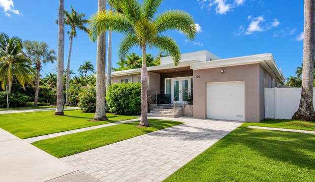 WALK to Hollywood Beach Stylish 5BR and 4BA Villa