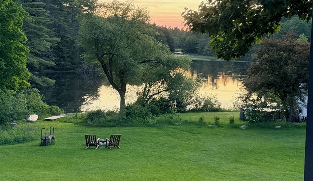 Waterfront 1860s Farmhouse, Private Hot Tub, Fire Pit, Pond, Canoe, Walk to Town