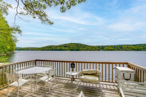 Waterfront Berkshires Studio w/Dock on Goose Pond