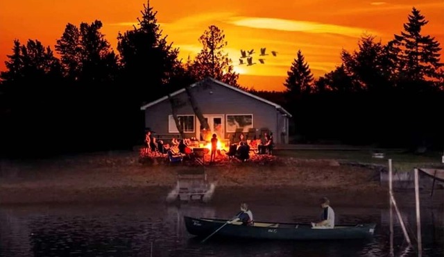 Waterfront Cabin with BBQ, Picnic Space and Amazing Sunsets in Michigan in Au Gres